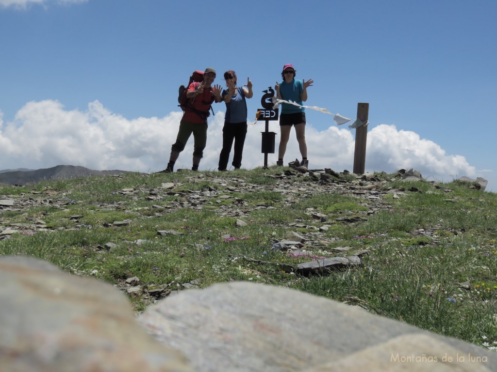 Joaquín, Olga y Txell en la cima del Pic de Noufonts, 2.861 mts.